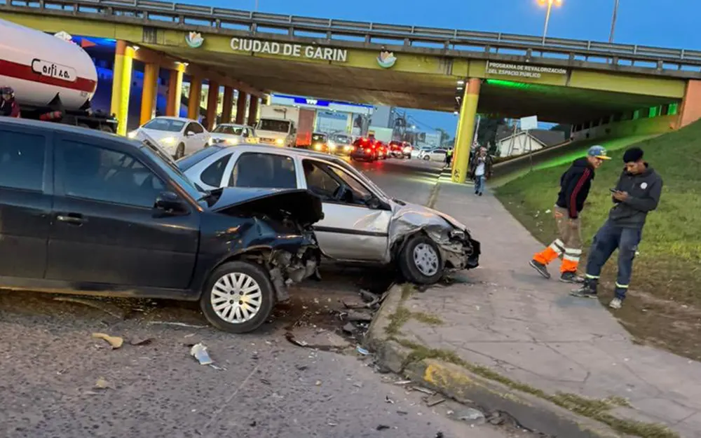 Violento accidente entre dos autos en el puente del Curvón de Garín