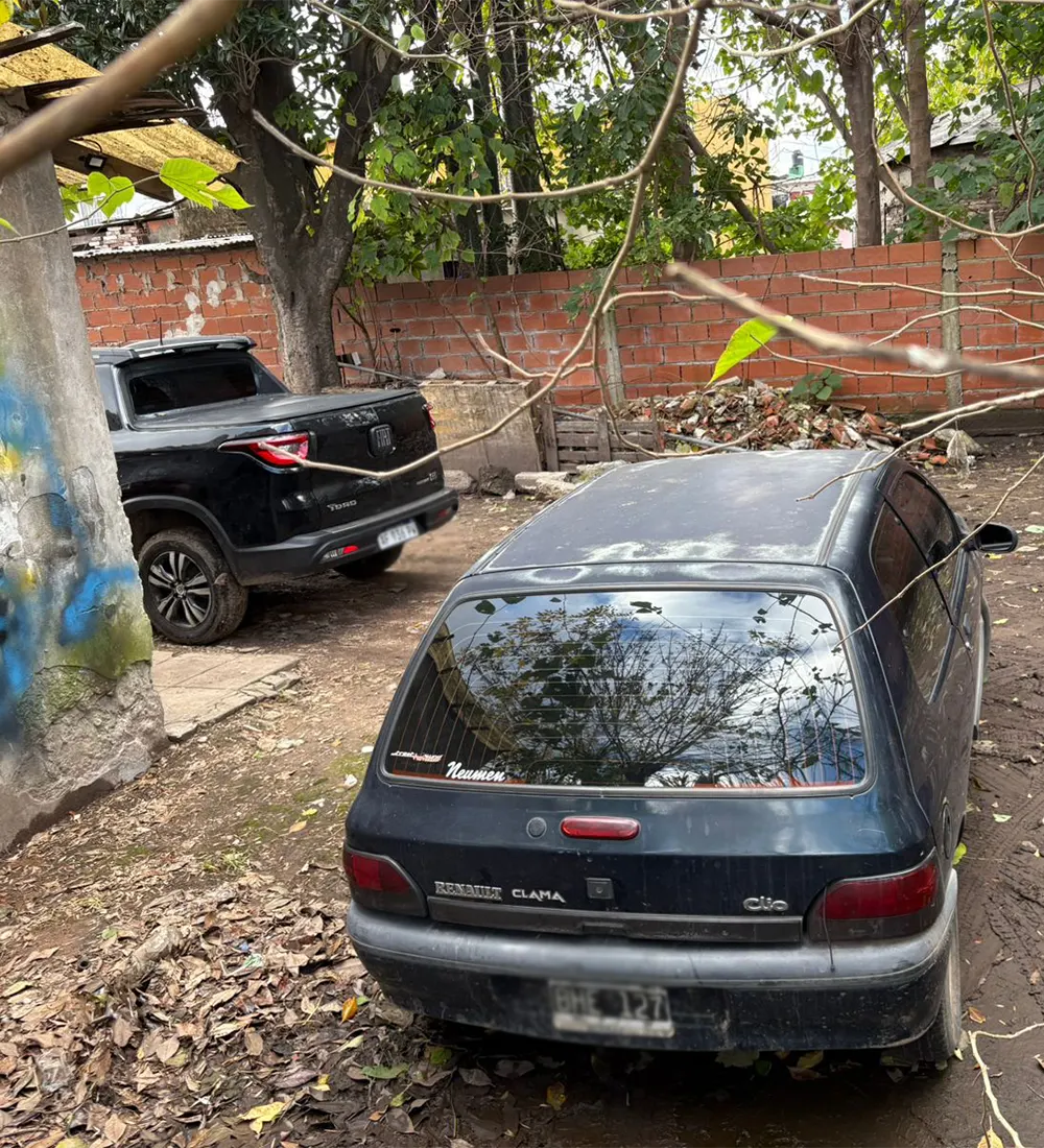 Camioneta Fiat Toro y Renault Clío con pedido de secuestro incautados en el domicilio
