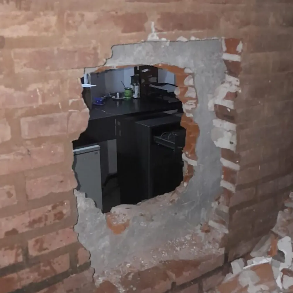 el agujero en la pared del banco macro