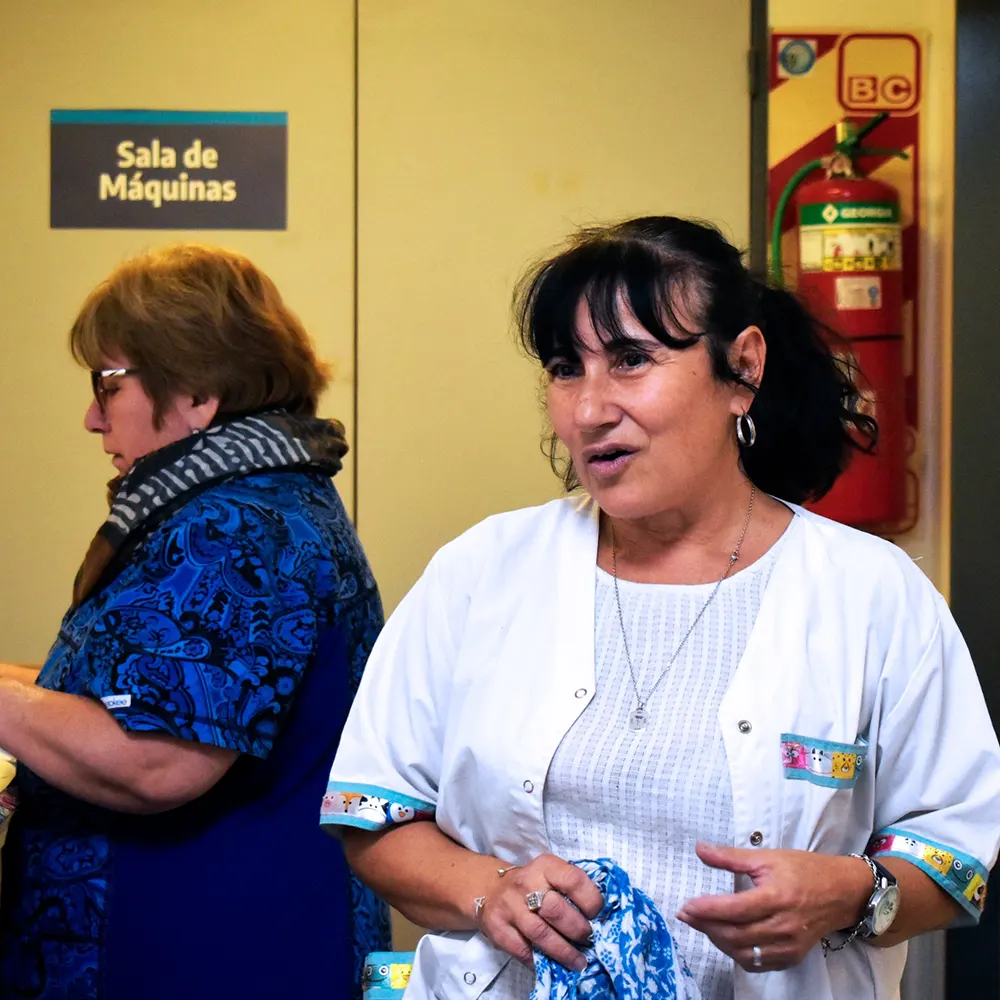 una profesional brindando una charla en el hospital erill