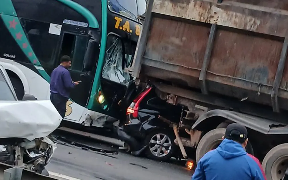 choque en cadena Auto aprisionado entre un colectivo y un camión