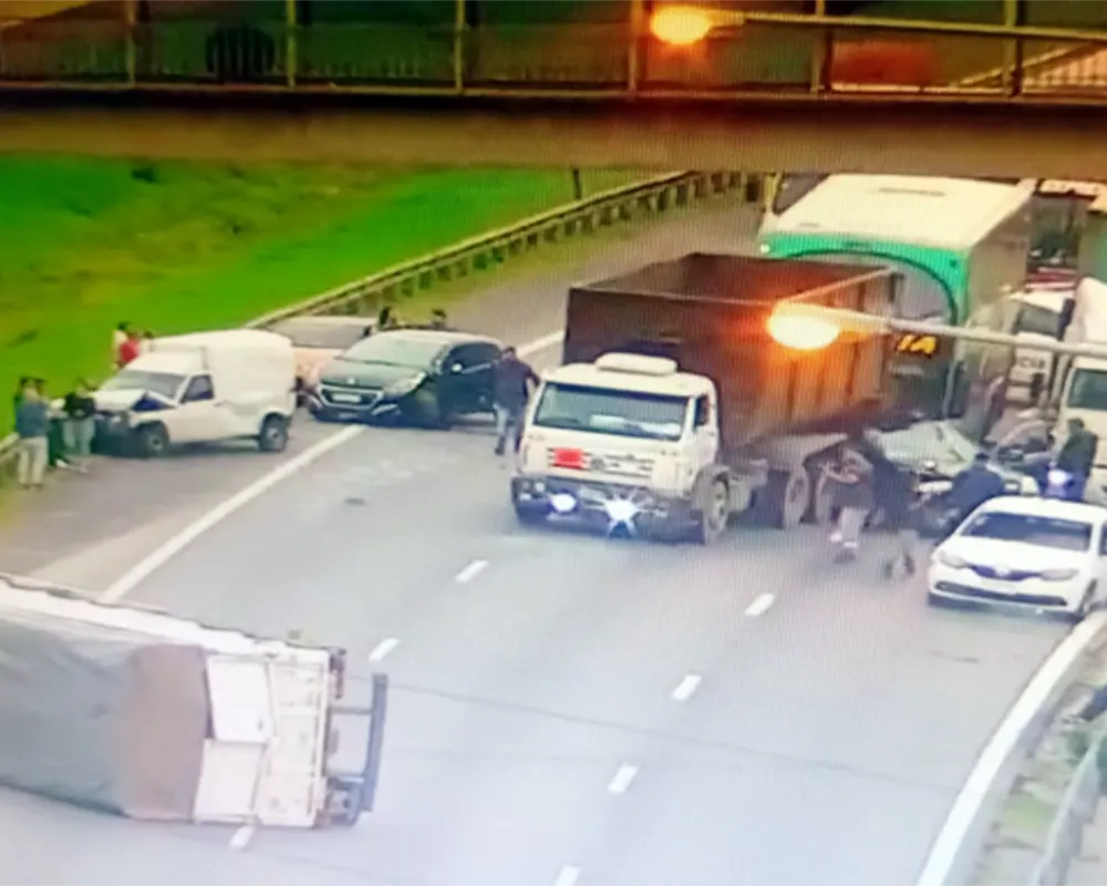 imagen aérea del choque, con un remolque volcado y los demás vehículos atrás