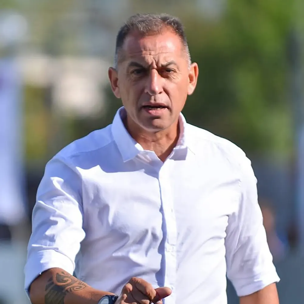 el ex dt de armenio, dario lema