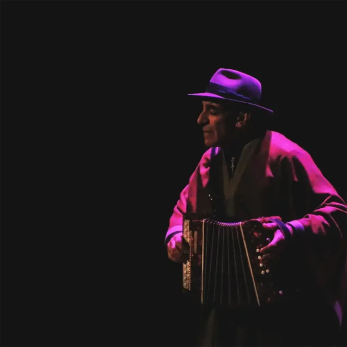 Mauricio Dayub encarna al abuelo, acompañado por el bandoneón,