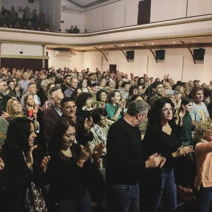 El público escobarense aplaudiendo de pie a Mauricio Dayub