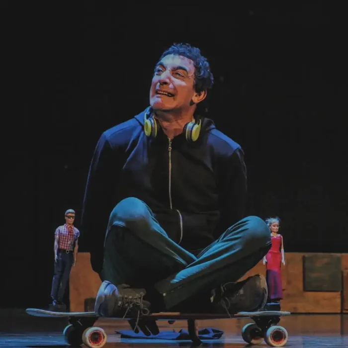 El actor sobre una patineta interpreta a uno de sus personajes.