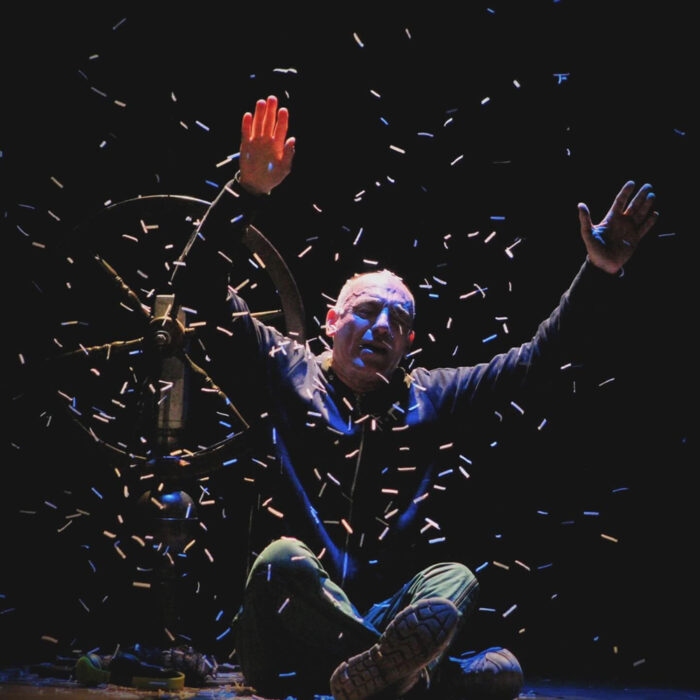 Dayub levanta los brazos mientras una lluvia de papelitos cae sobre él