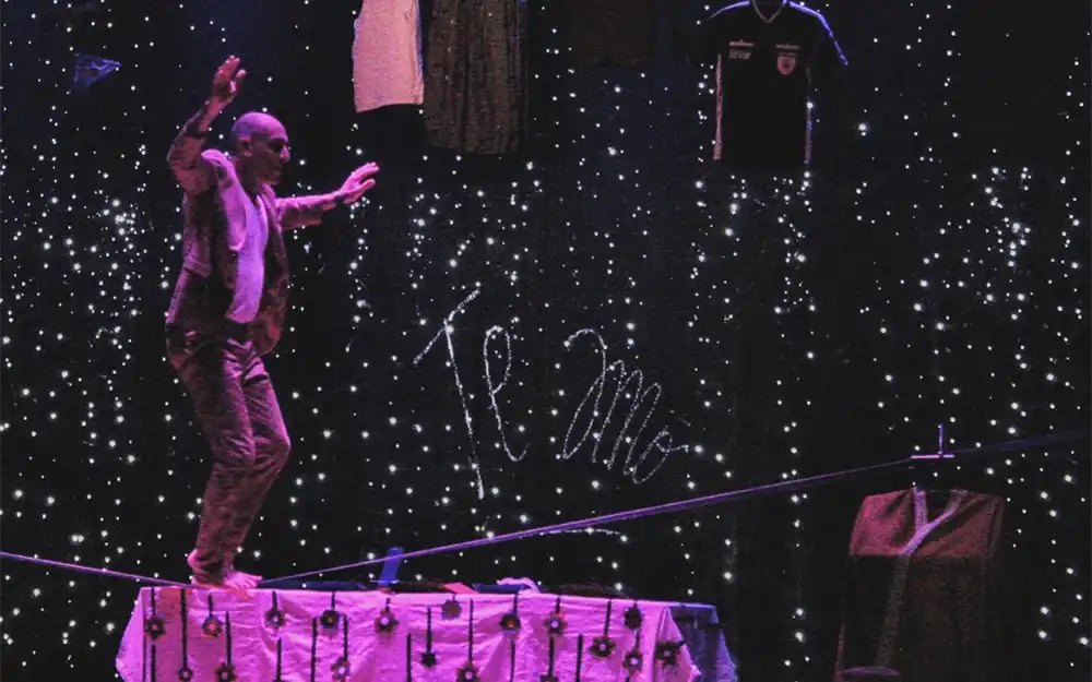 Mauricio Dayub brilló a sala llena en Escobar con El Equilibrista