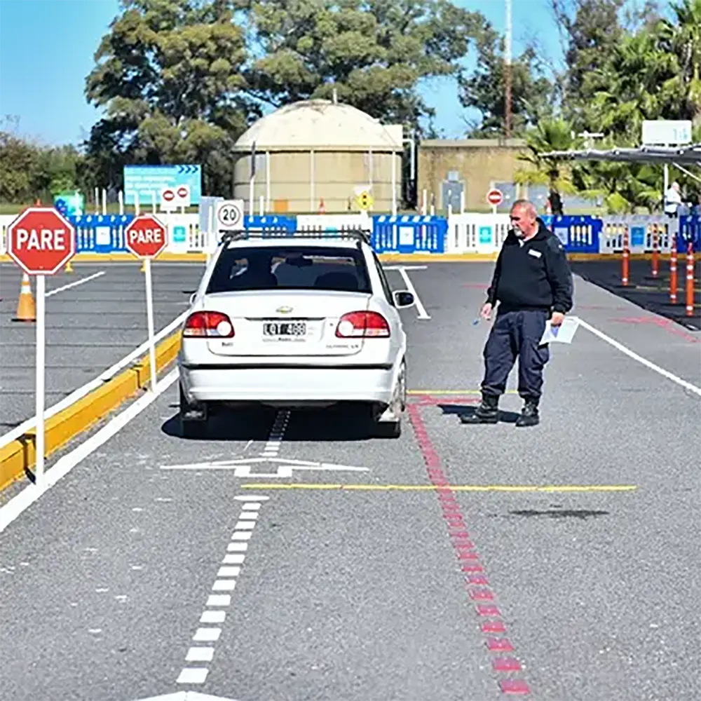 un alumno tomando clases de manejo en un automóvil