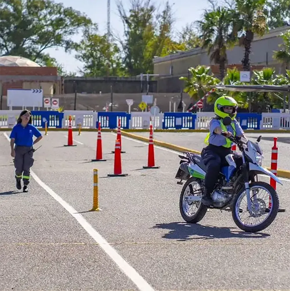 un alumno tomando clases de manejo en motocicleta
