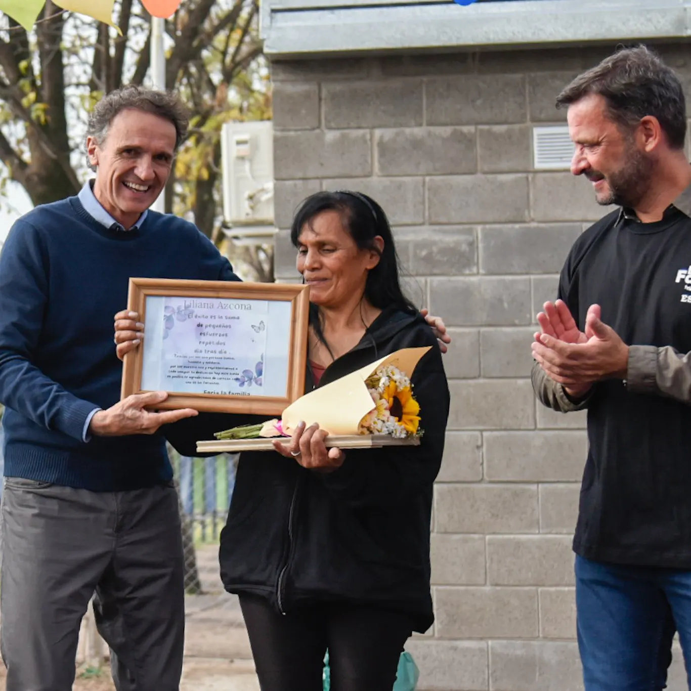 Katopodis recibiendo una placa conmemorativa