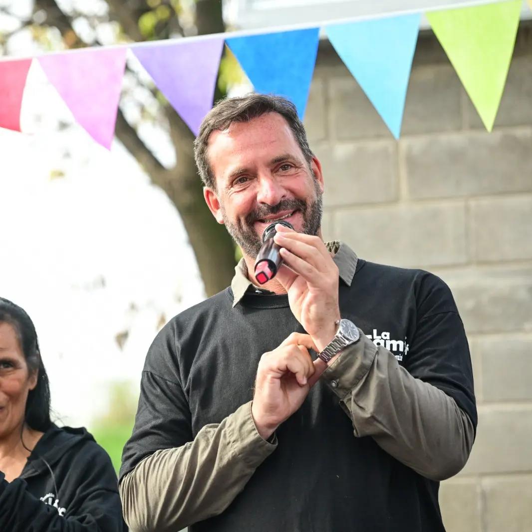 Sujarchuk hablando en la feria