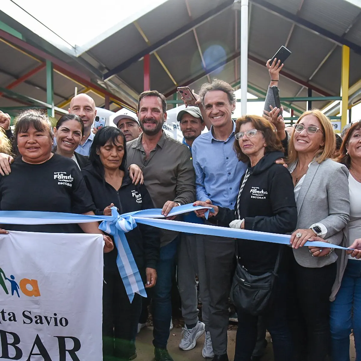el corte de cinta en la Feria de la Familia
