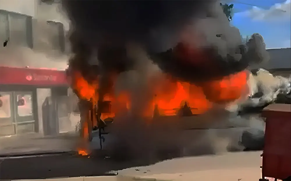 Impresionante incendio de un colectivo de MOTSA en la entrada de Garín