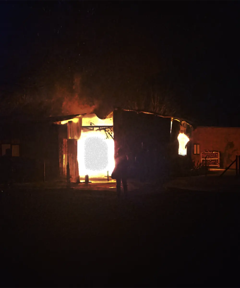 El incendio devoró al menos dos aulas de la escuela