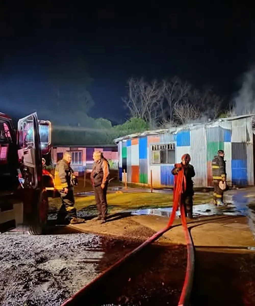 Los bomberos se retiran tras controlar el incendio