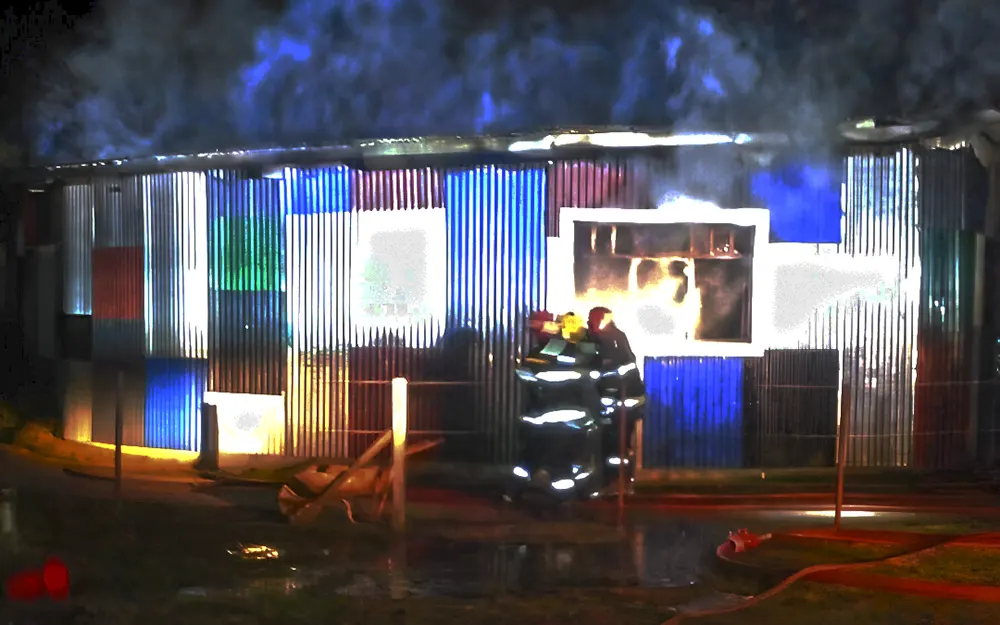 Voraz incendio provocó importantes daños en una escuela de Escobar