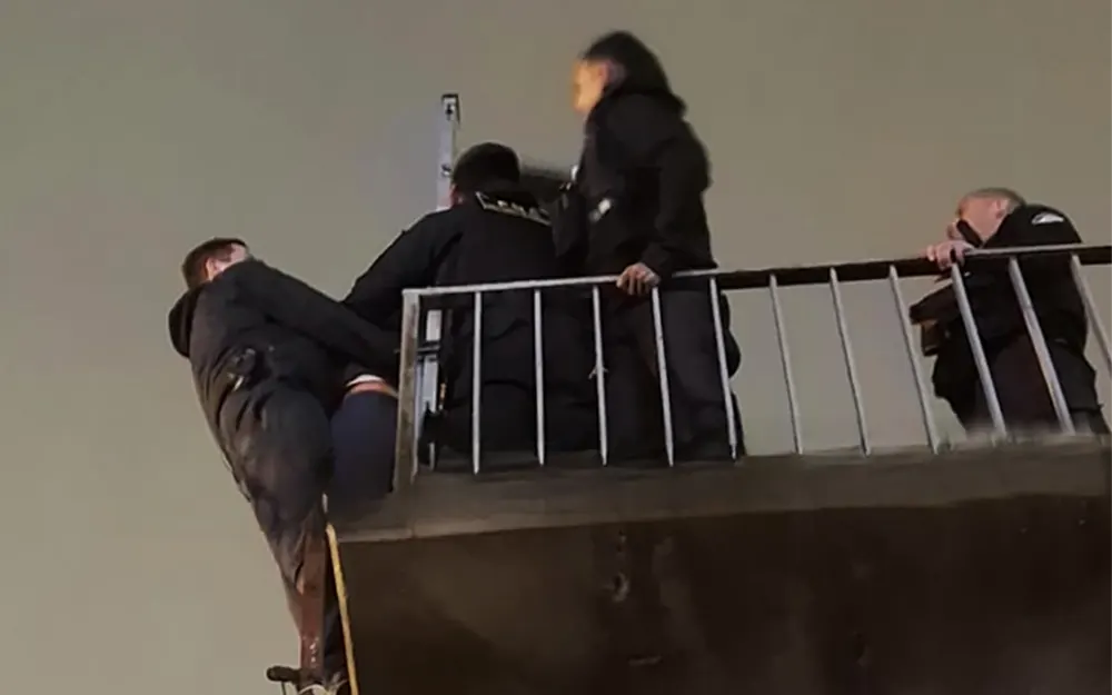 Una mujer intentó quitarse la vida arrojándose de un puente peatonal