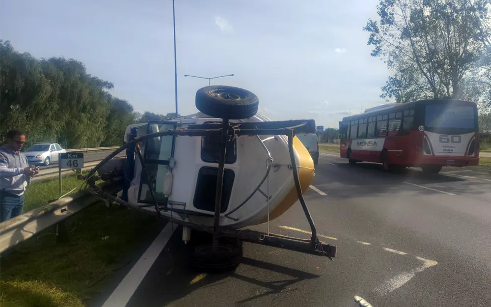 Insólito accidente en la autopista: se desenganchó un tráiler con una lancha