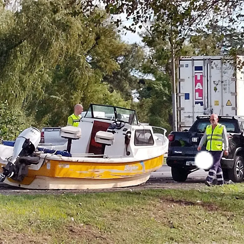 Lancha a un costado de la autopista