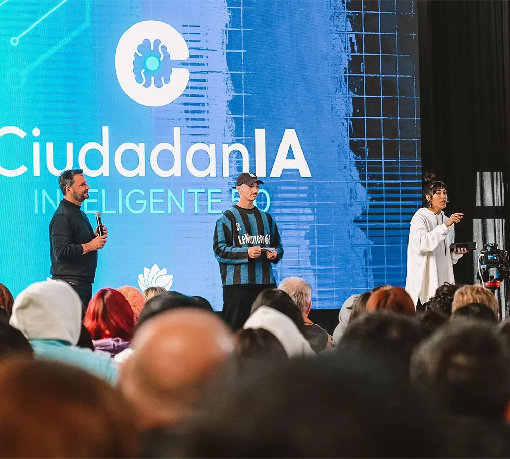 Lanzamiento del programa Ciudadanía Inteligente, Sujarchuk y el Pelao Khe en el escenario