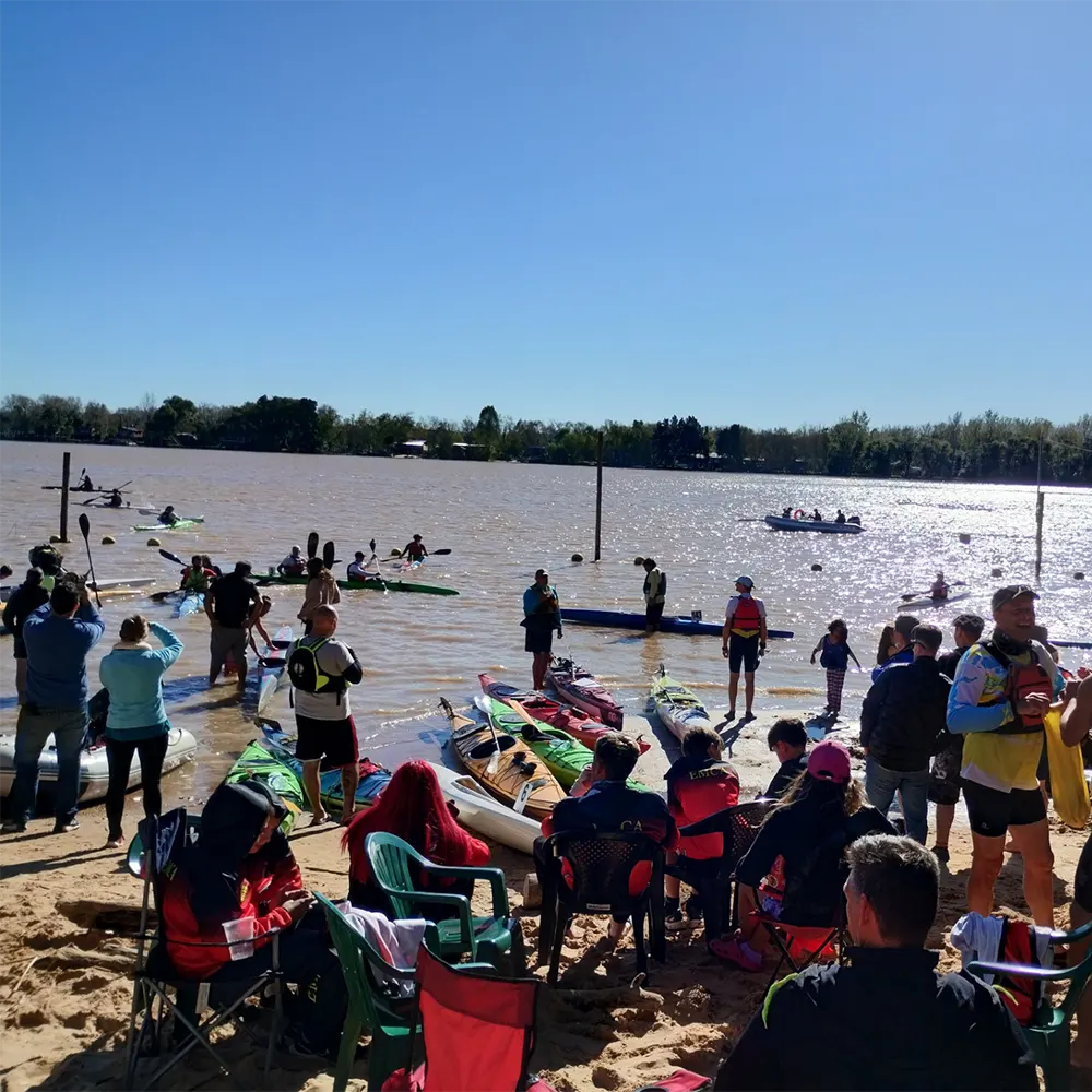 Público a orillas del río obervando la regata