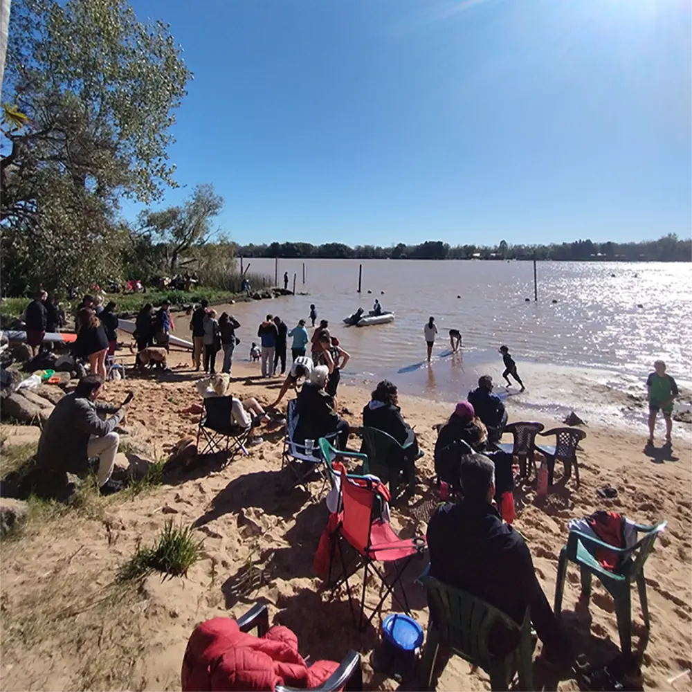 Público a orillas del río obervando la regata