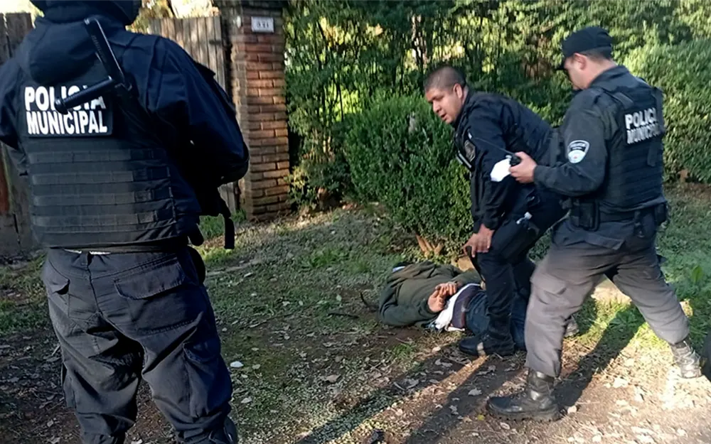 Evitan un robo y reducen a un ladrón en Maschwitz usando un arma no letal