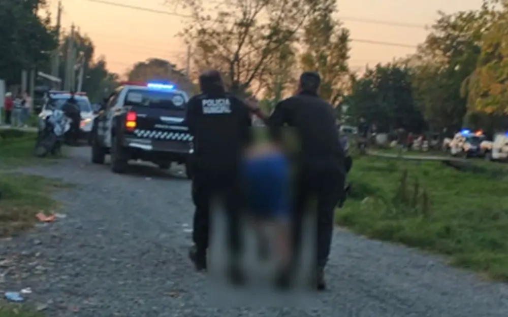 policia municipal garin Dos efectivos de la Policía Municipal llevan al hombre reducido con el uso de un arma no letal