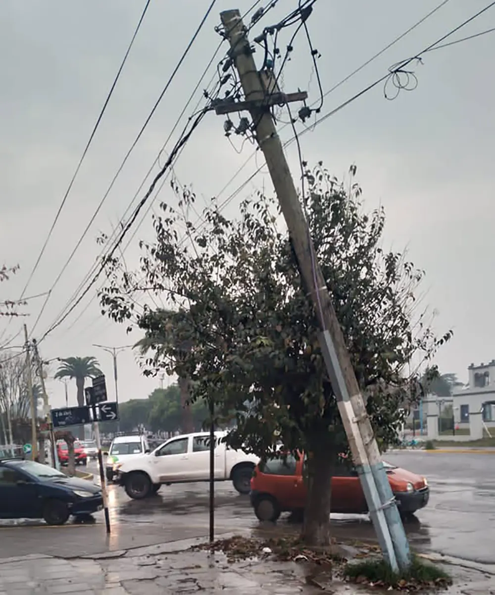 postes caídos en el partido de escobar