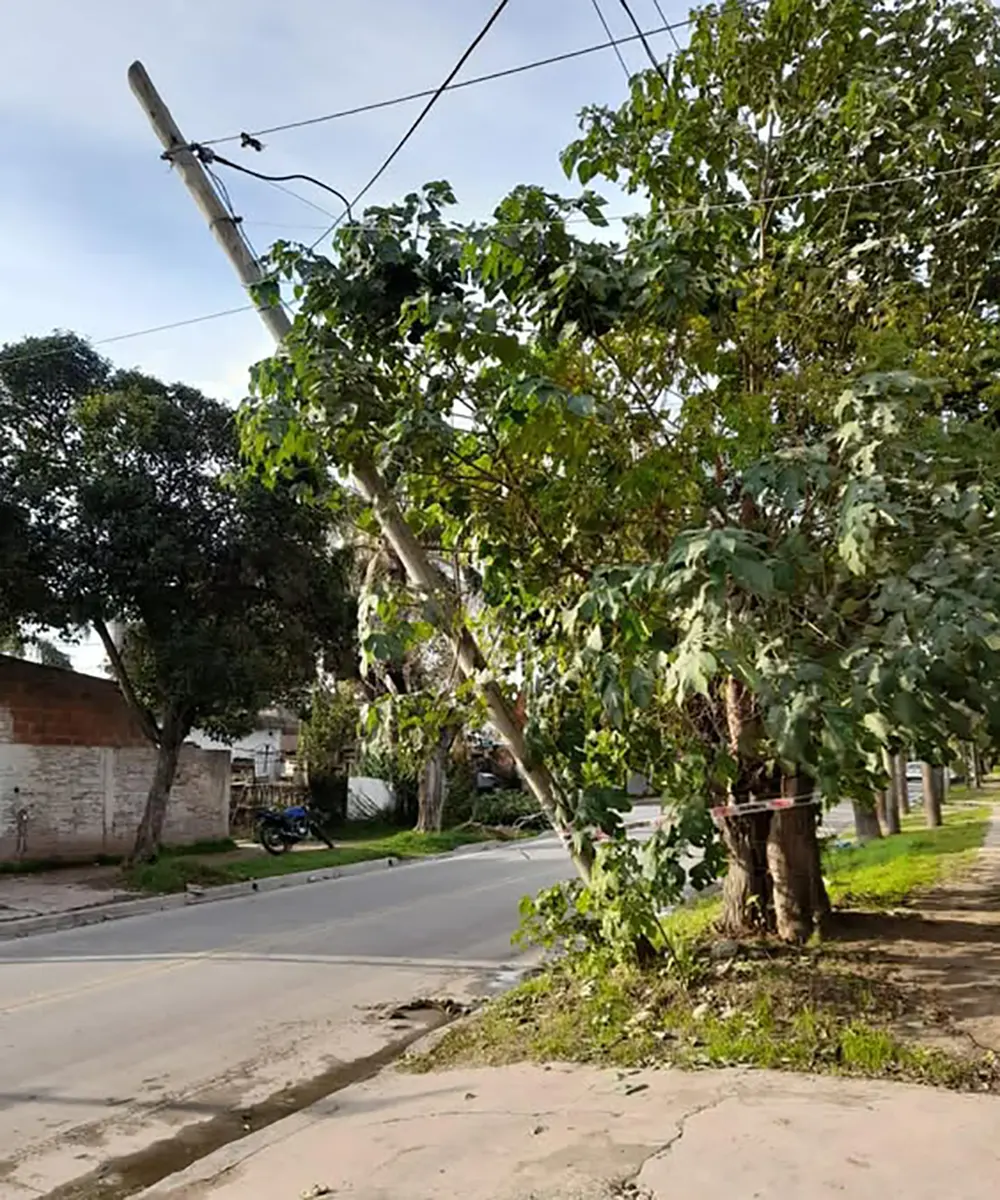 postes caídos en el partido de escobar