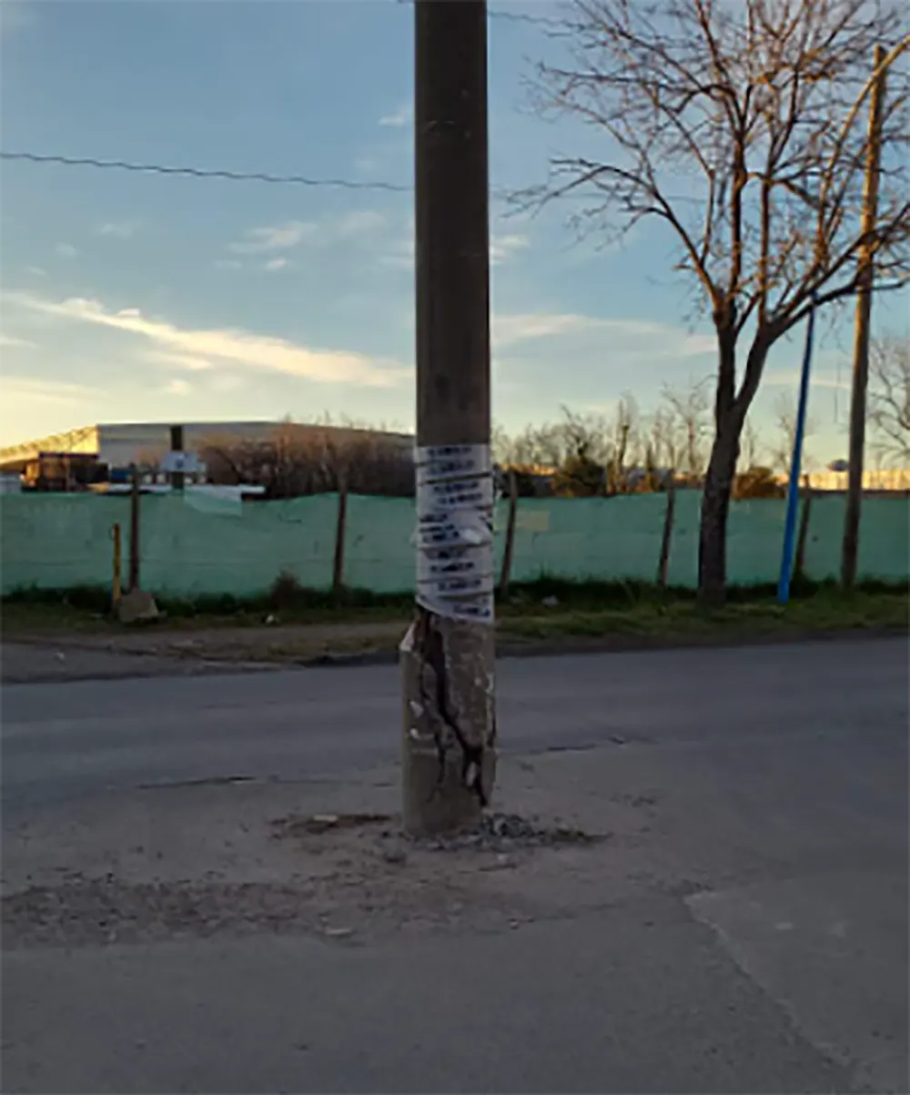 poste partido y unido con cinta de peligro