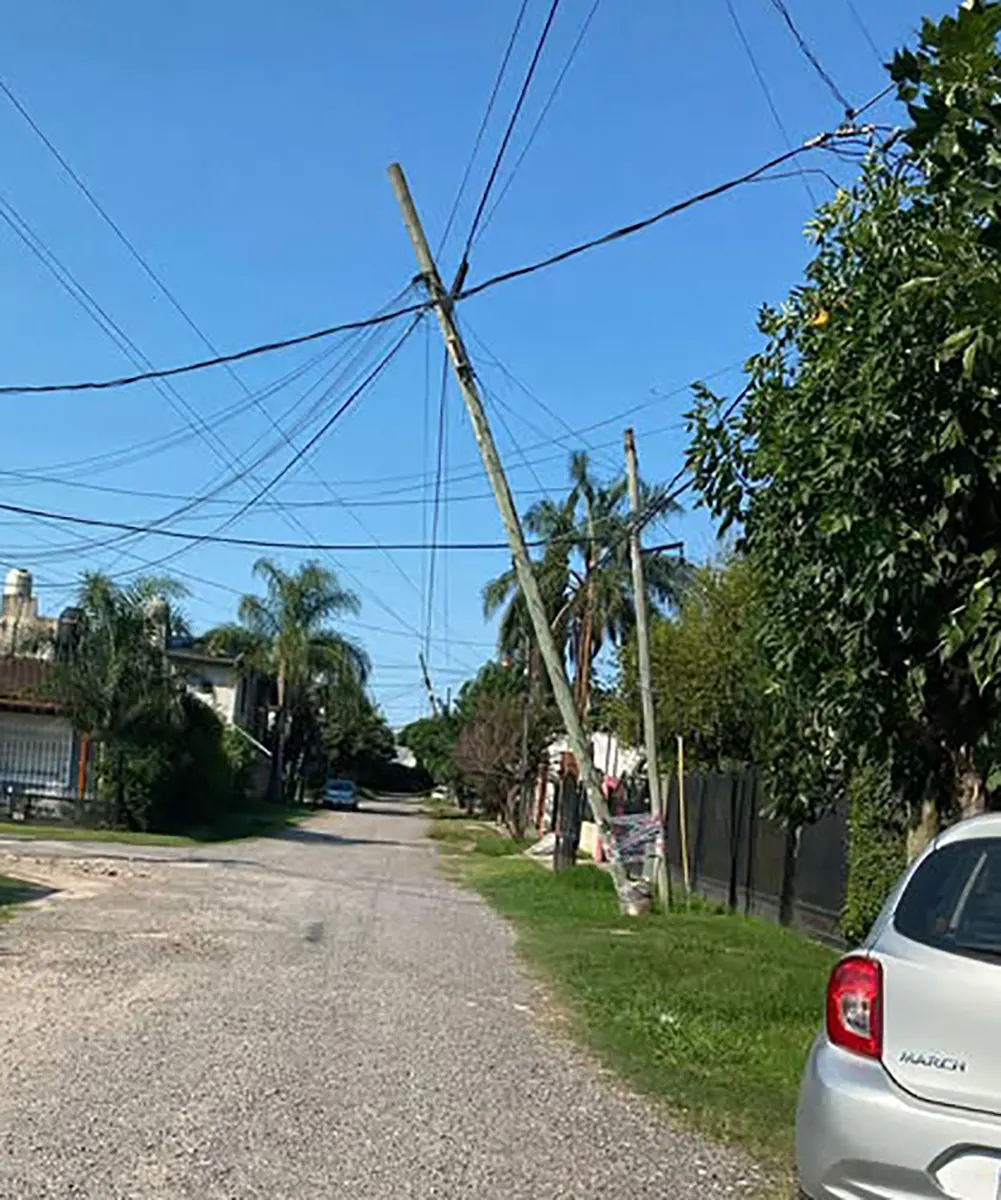 postes caídos en el partido de escobar