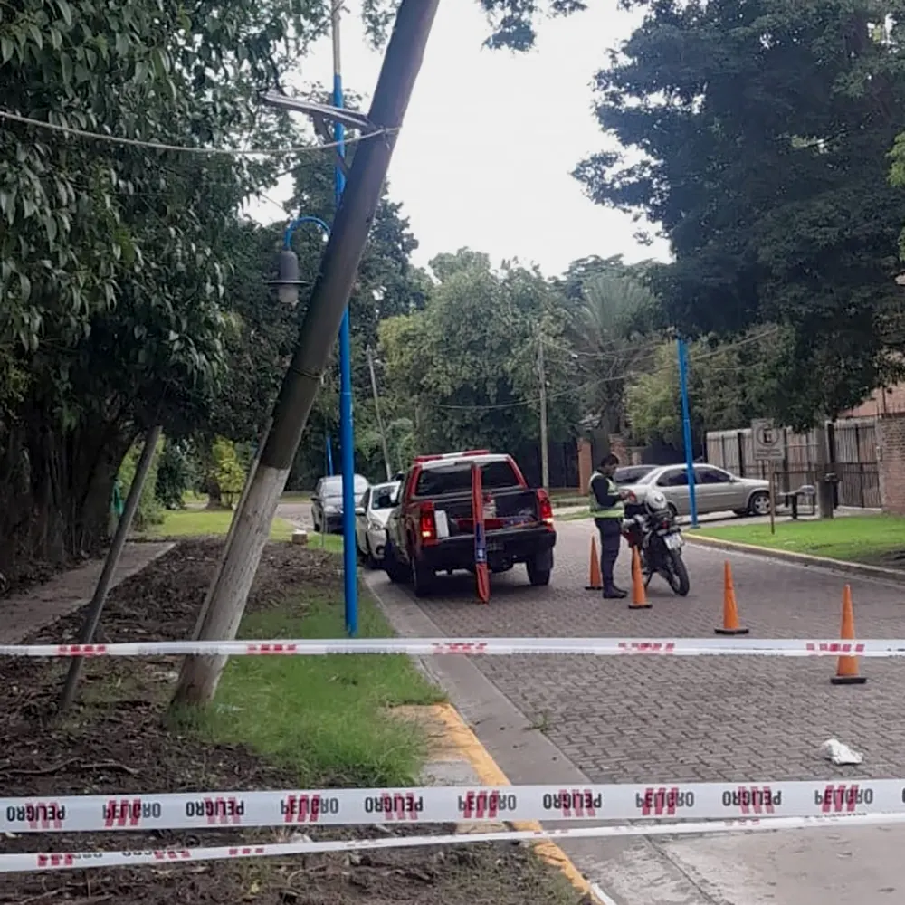 Calle acordonada por un poste muy inclinado sobre la calle