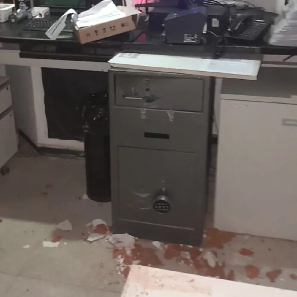 una caja de seguridad con signos de haber sido violentada