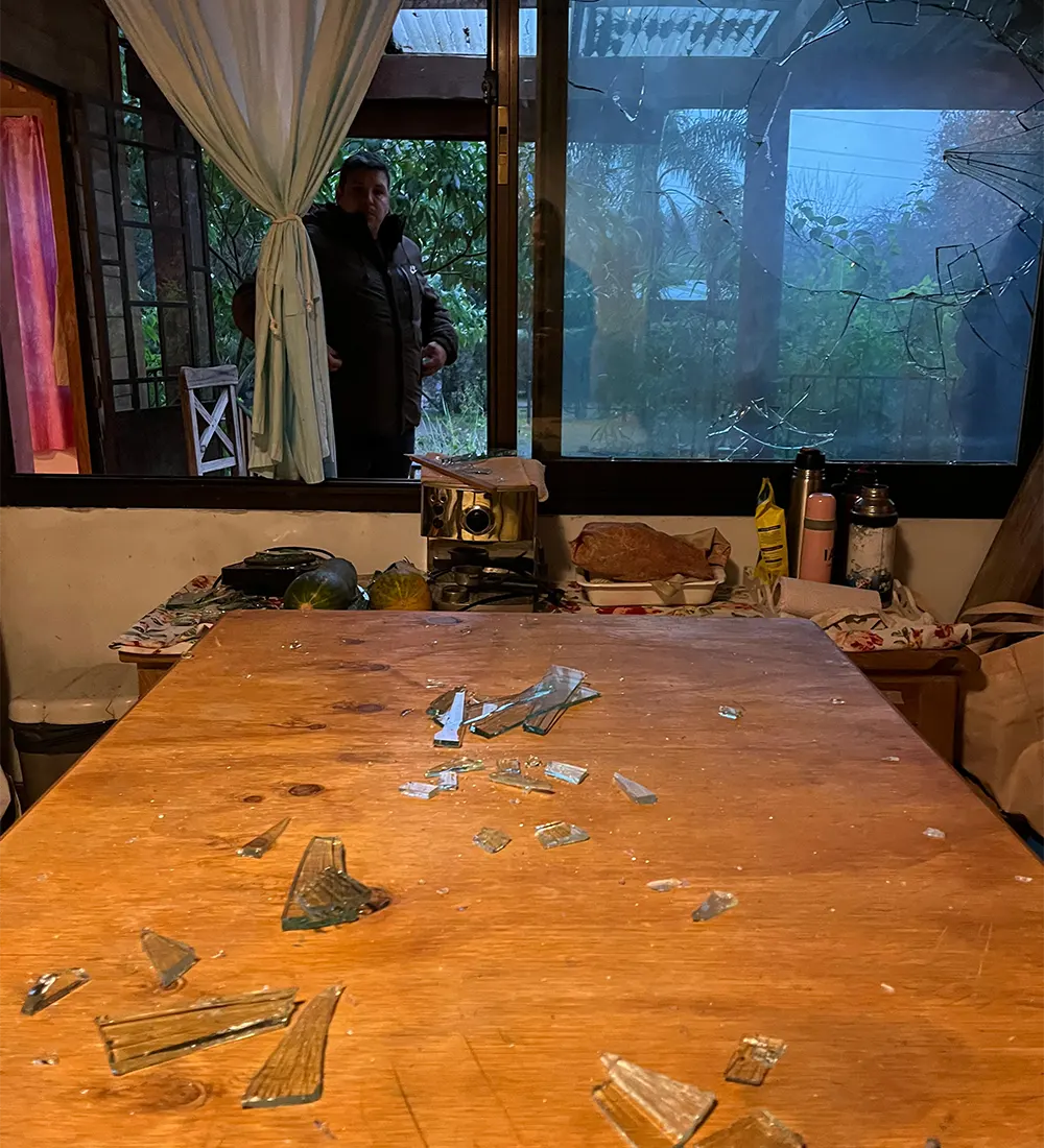 Vidrios de una ventana del colegio rota