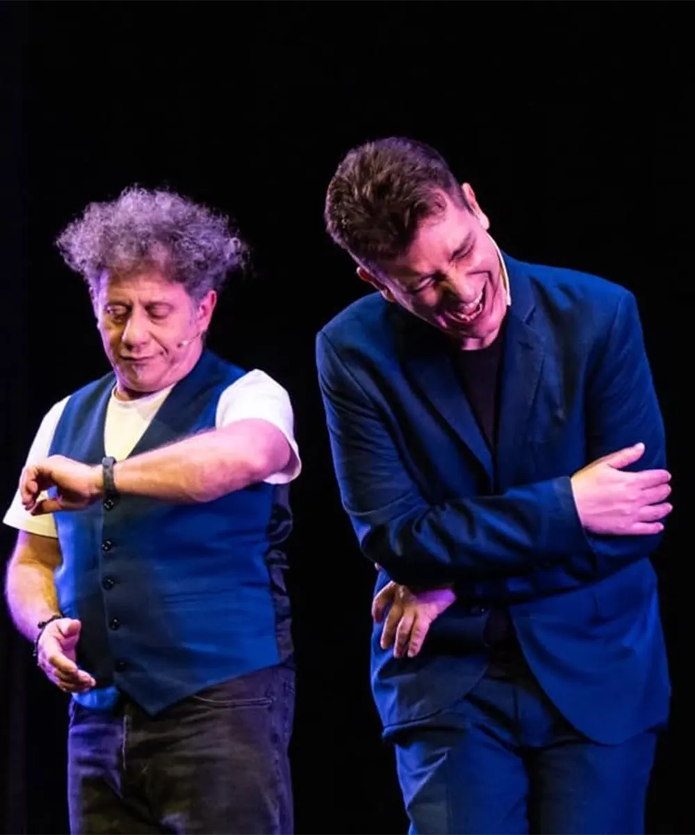 Los comediantes Ariel Tarico y David Rotemberg se ríen y disfrutan del escenario.