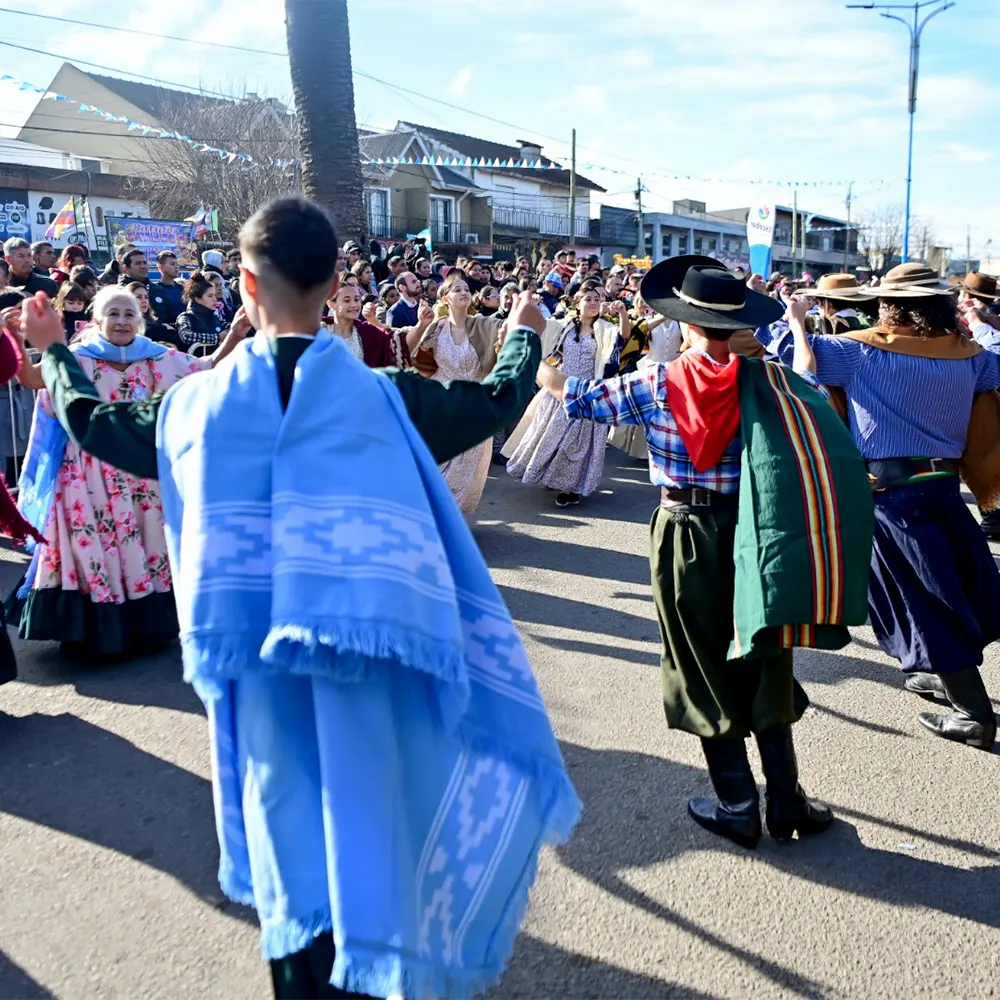 Un grupo de ballet sobre el boulevard Perón en el Día de la Bandera de 2024