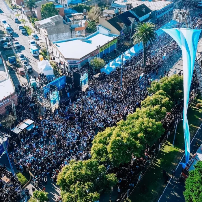 Vista aérea de la multitud en el bulevar Perón