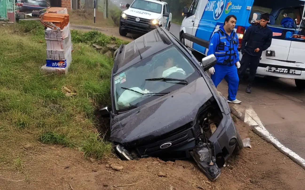 CONDOCTOR FALLECIDO La camioneta EcoSport en el zanjón