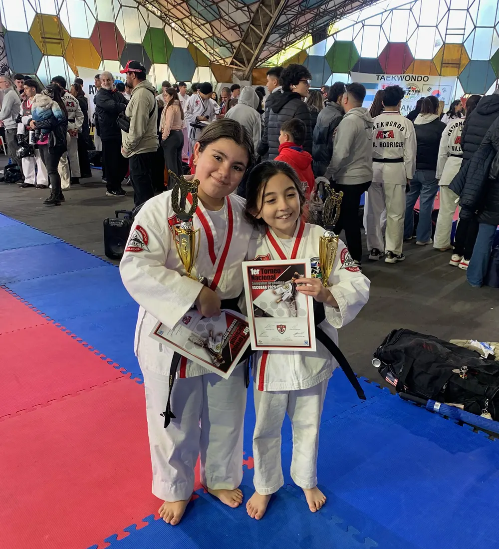 Camila Gutiérrez con su diploma