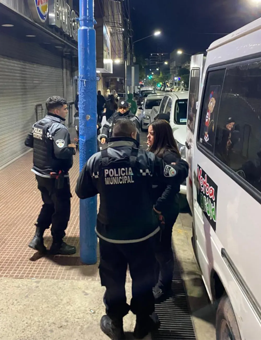 Policías municipales en la puerta del pub