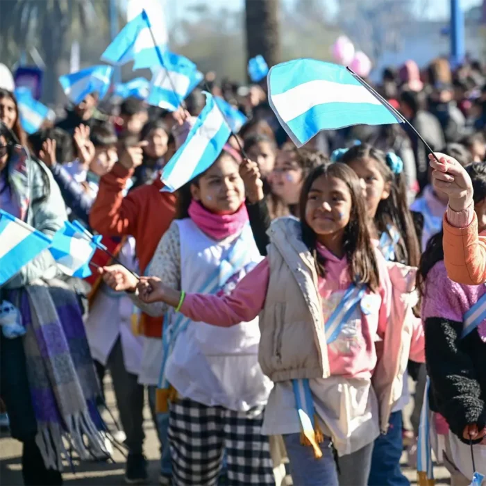 Desfile por el Día de la Bandera en Garín