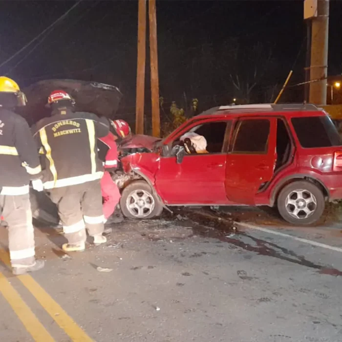 Bomberos trabajan en el accidente sobre la Colectora Este