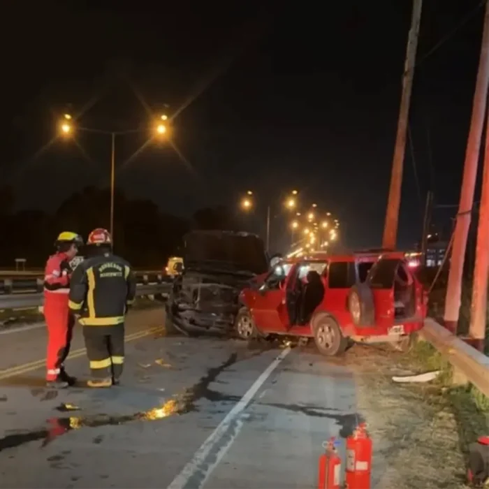 Bomberos trabajan en el accidente sobre la Colectora Este