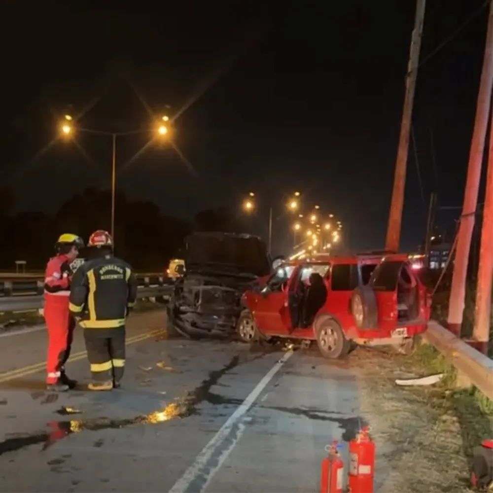 Bomberos trabajan en el accidente sobre la Colectora Este