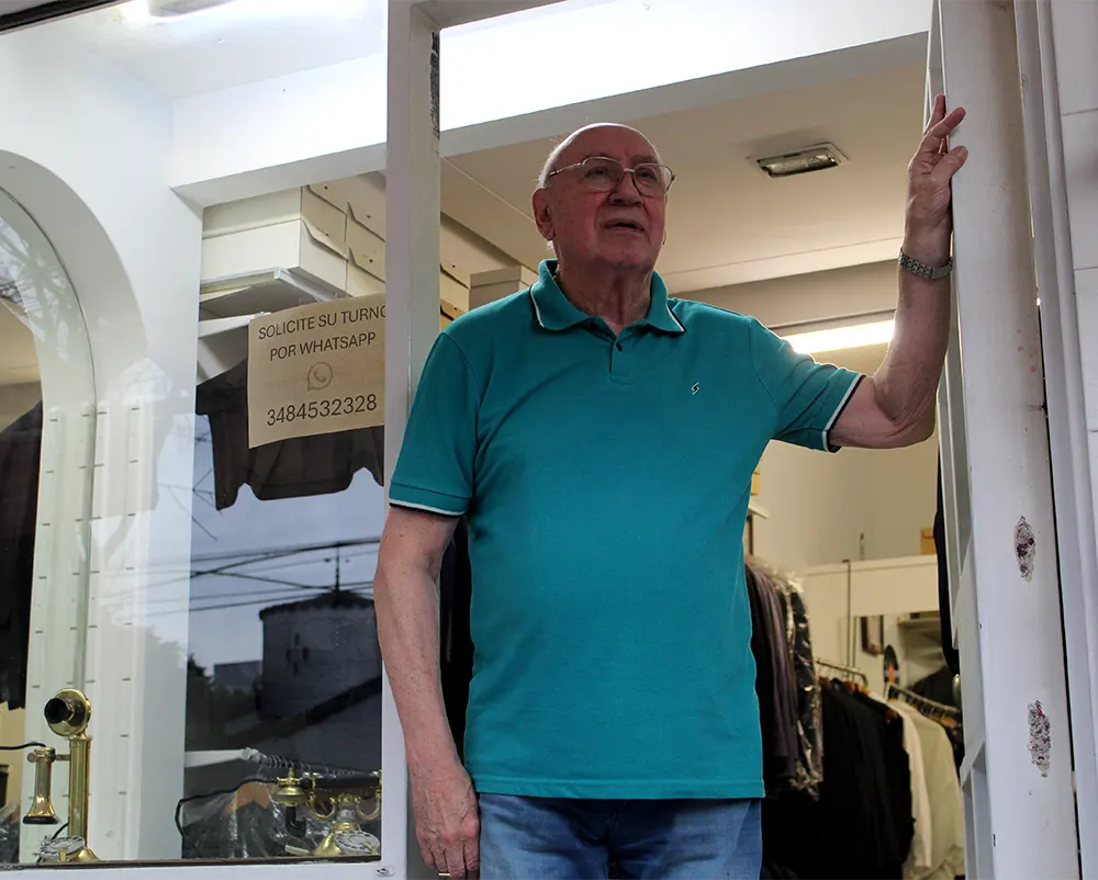 Fredy González, en la puerta de su local