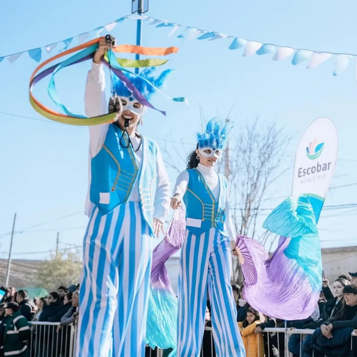 Artistas en zancos desfilan