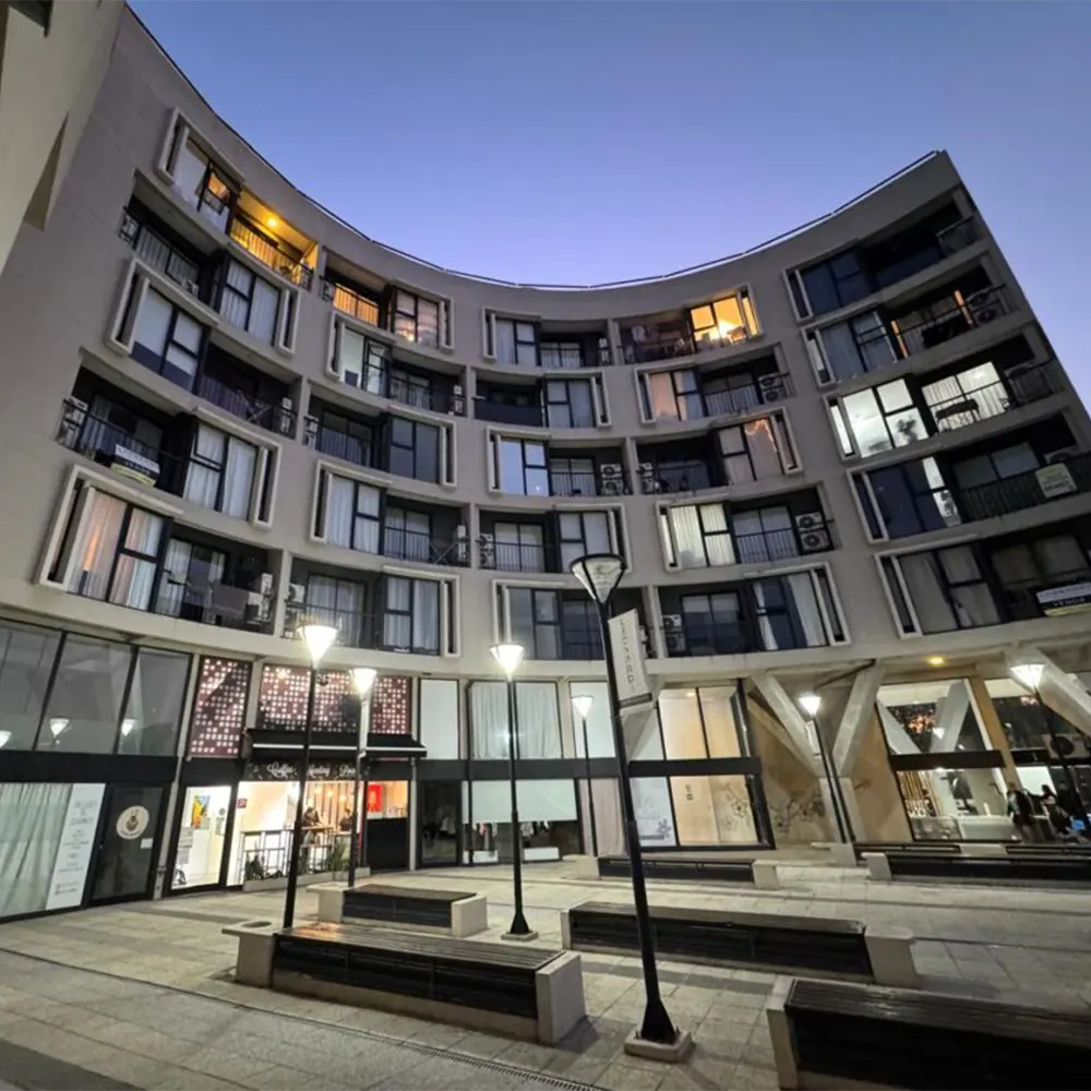 Hall del edificio donde cayó el hombre al lanzarse desde el balcón