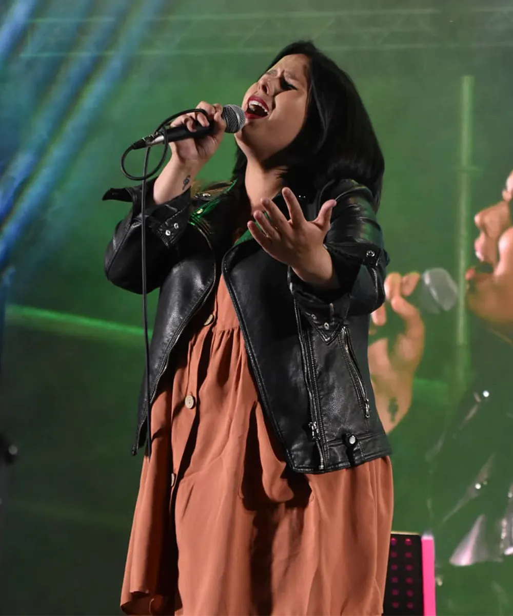 Fernanda Mores cantando